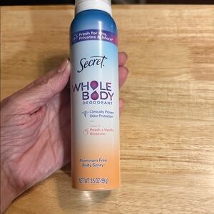 Secret Whole Body Peach & Vanilla Blossom Aluminum-Free Body Spray - Peach/Blue